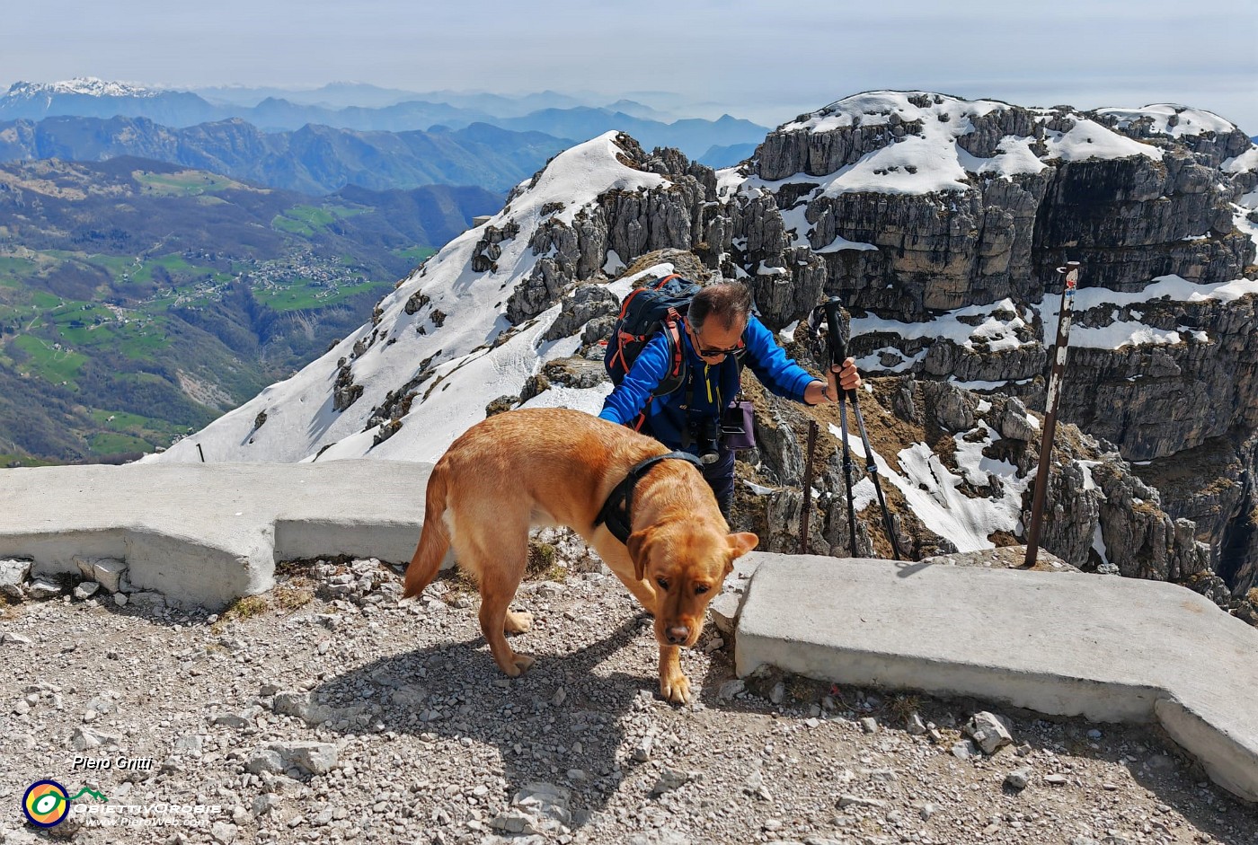 41 Alla imponente bella croce di vetta del Resegone -Punta Cermenati (1875 m).jpg